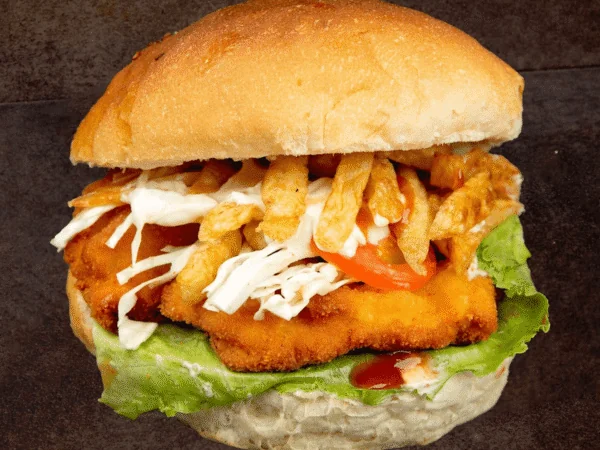 Hamburger cu snitel din piept de pui